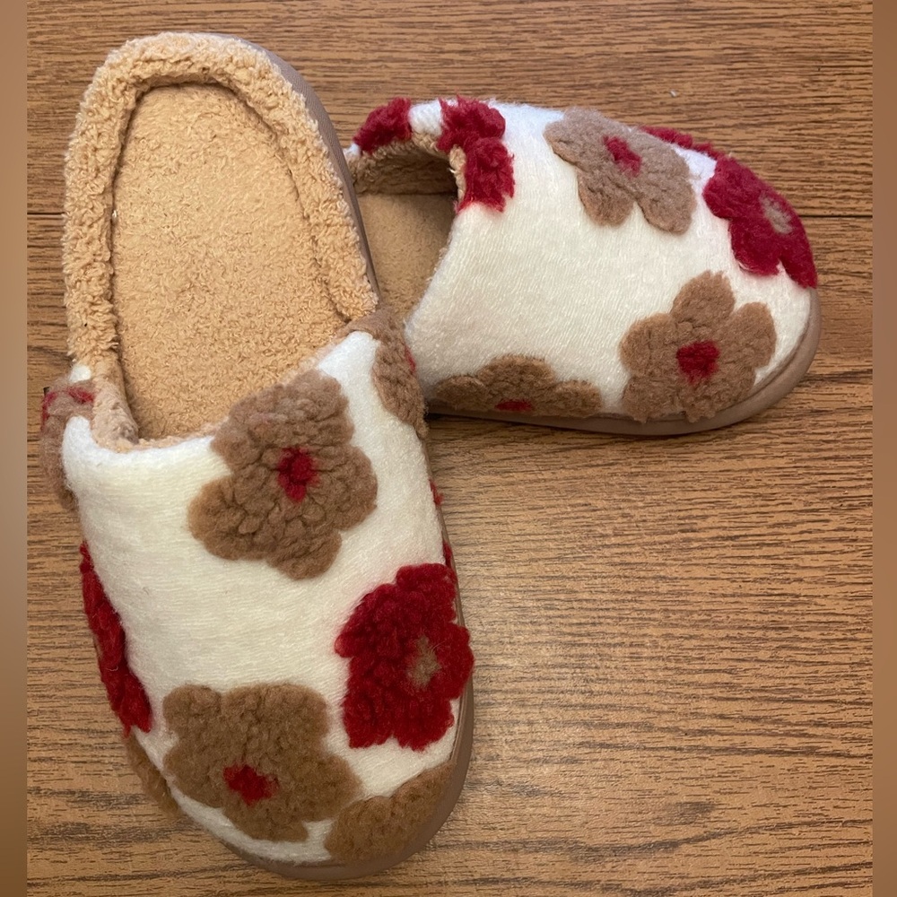 Muk Luks Women’s Slippers Size L 9-10 adorable slip/on Slippers NWOT